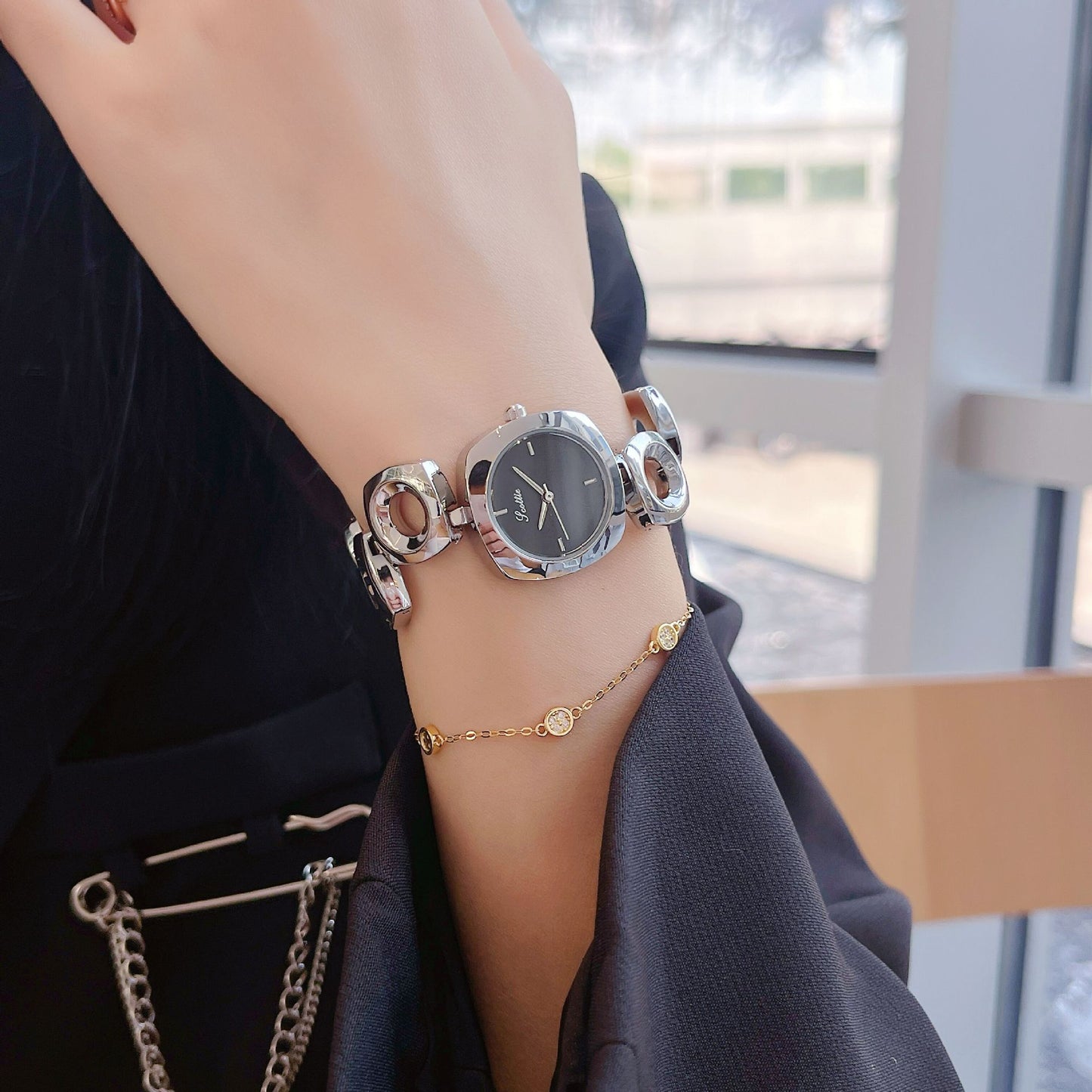 MONTRE SCULPTÉE DORÉE FEMME