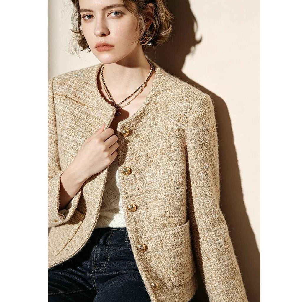 Veste courte droite en tweed beige avec boutons dorés