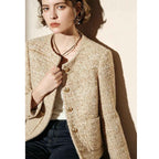Veste courte droite en tweed beige avec boutons dorés