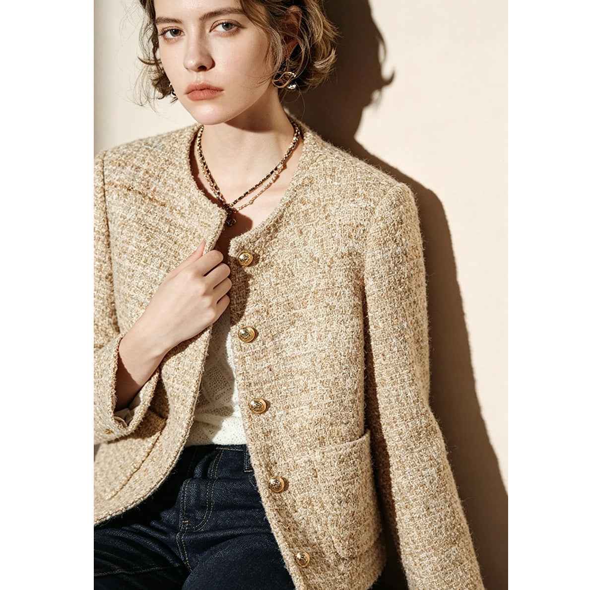Veste courte droite en tweed beige avec boutons dorés