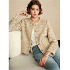 Veste courte droite en tweed beige avec boutons dorés