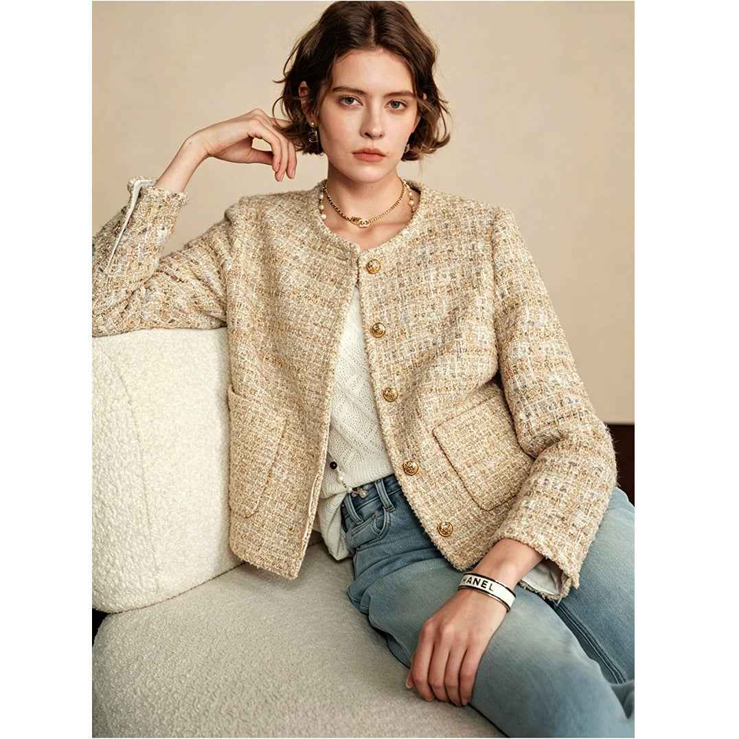 Veste courte droite en tweed beige avec boutons dorés