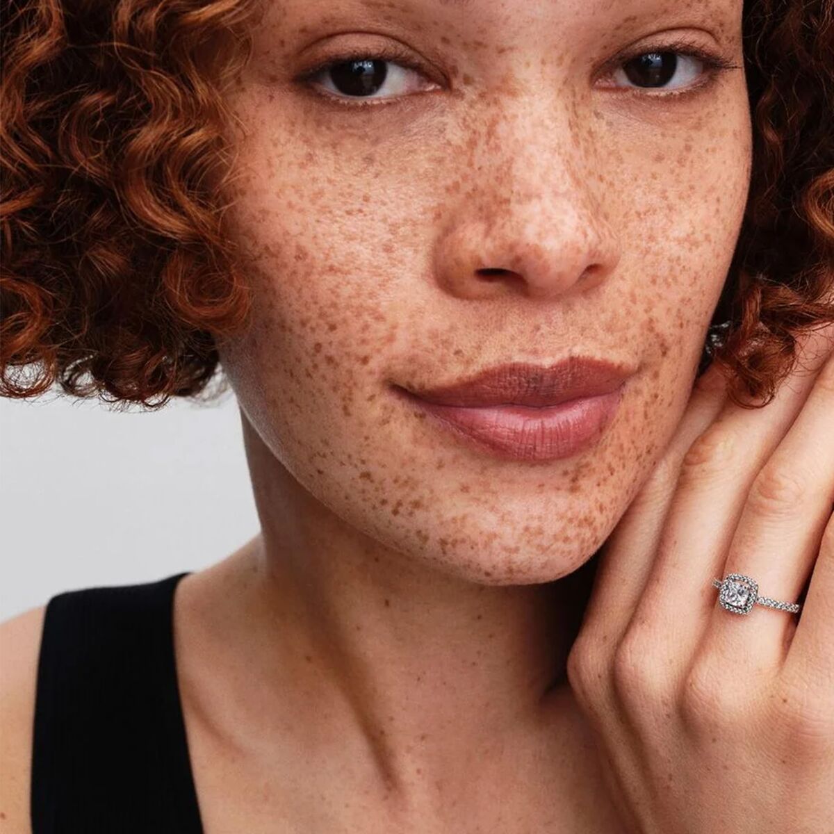 Bague Femme Pandora Argentée – Élégance Moderne et Raffinée