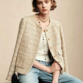 Veste courte droite en tweed beige avec boutons dorés
