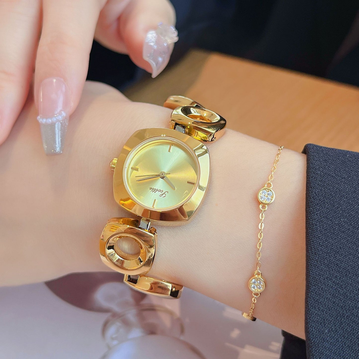 MONTRE SCULPTÉE DORÉE FEMME