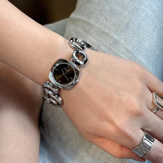 MONTRE SCULPTÉE DORÉE FEMME