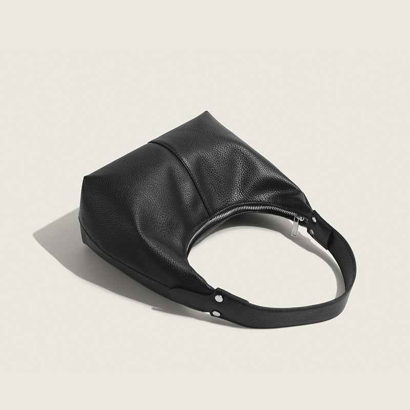 sac à épaule noir au design minimaliste en forme de croissant de lune