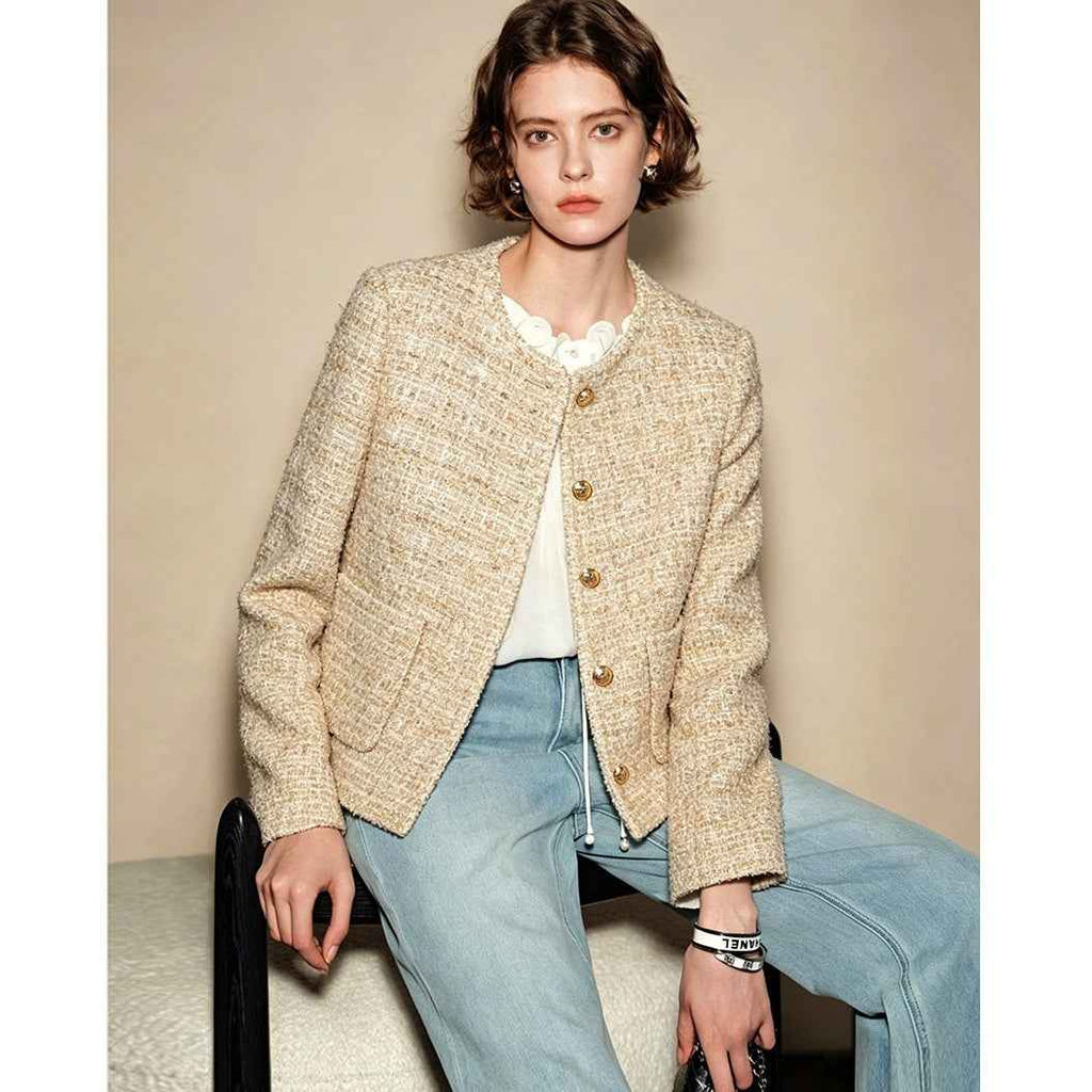 Veste courte droite en tweed beige avec boutons dorés